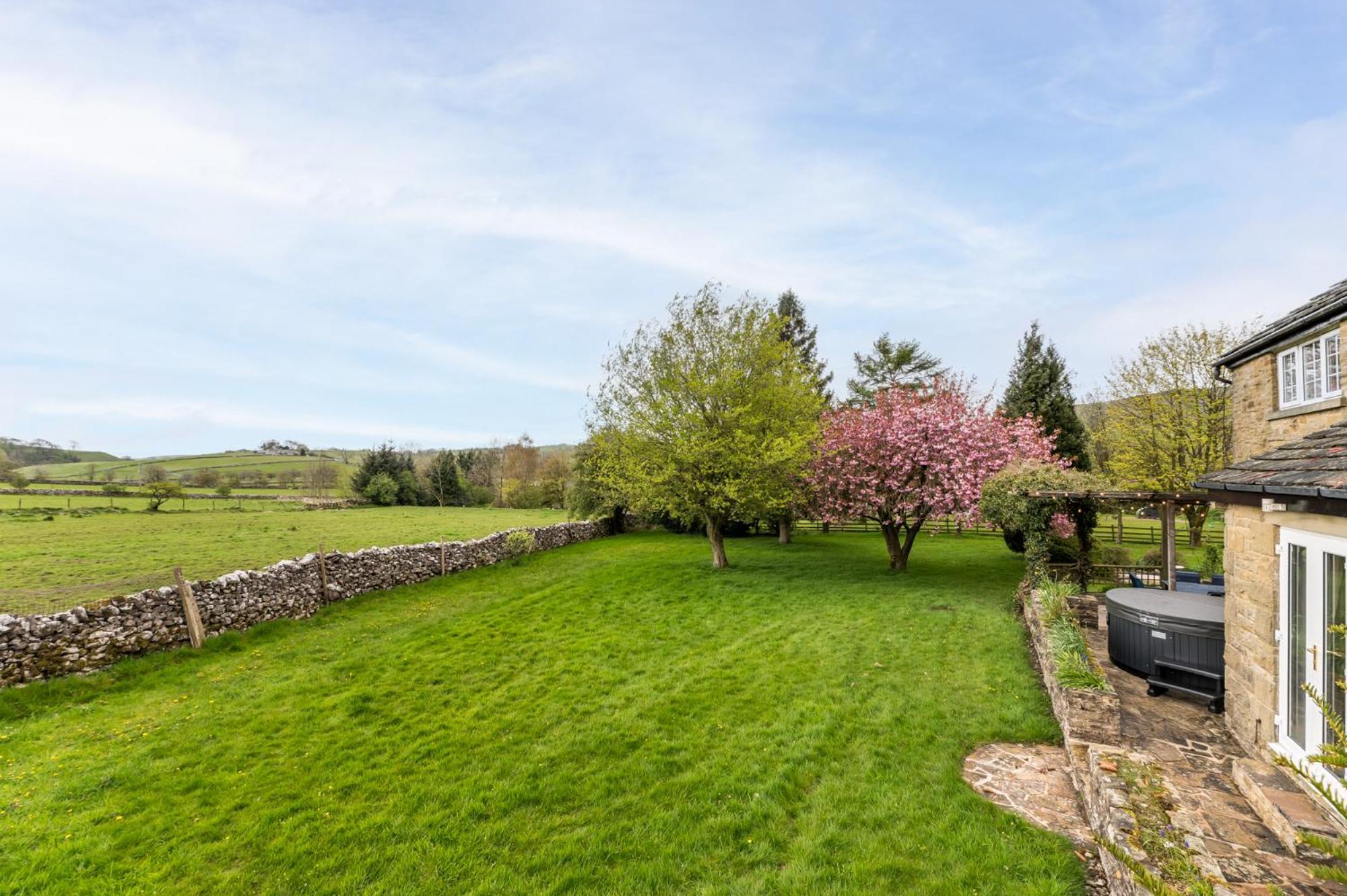 Central Malham Wellbeing Escape With Hot Tub Sleeps 8 ภายนอก รูปภาพ