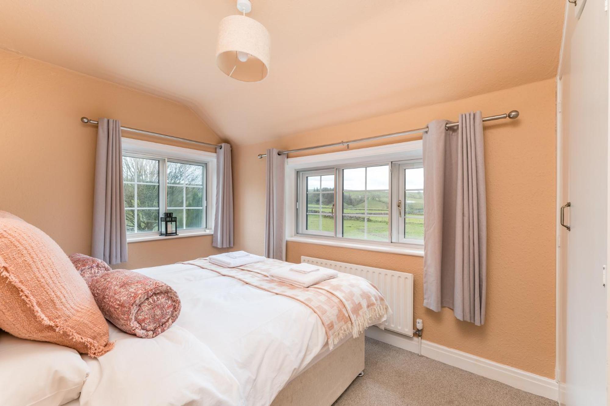 Central Malham Wellbeing Escape With Hot Tub Sleeps 8 ภายนอก รูปภาพ