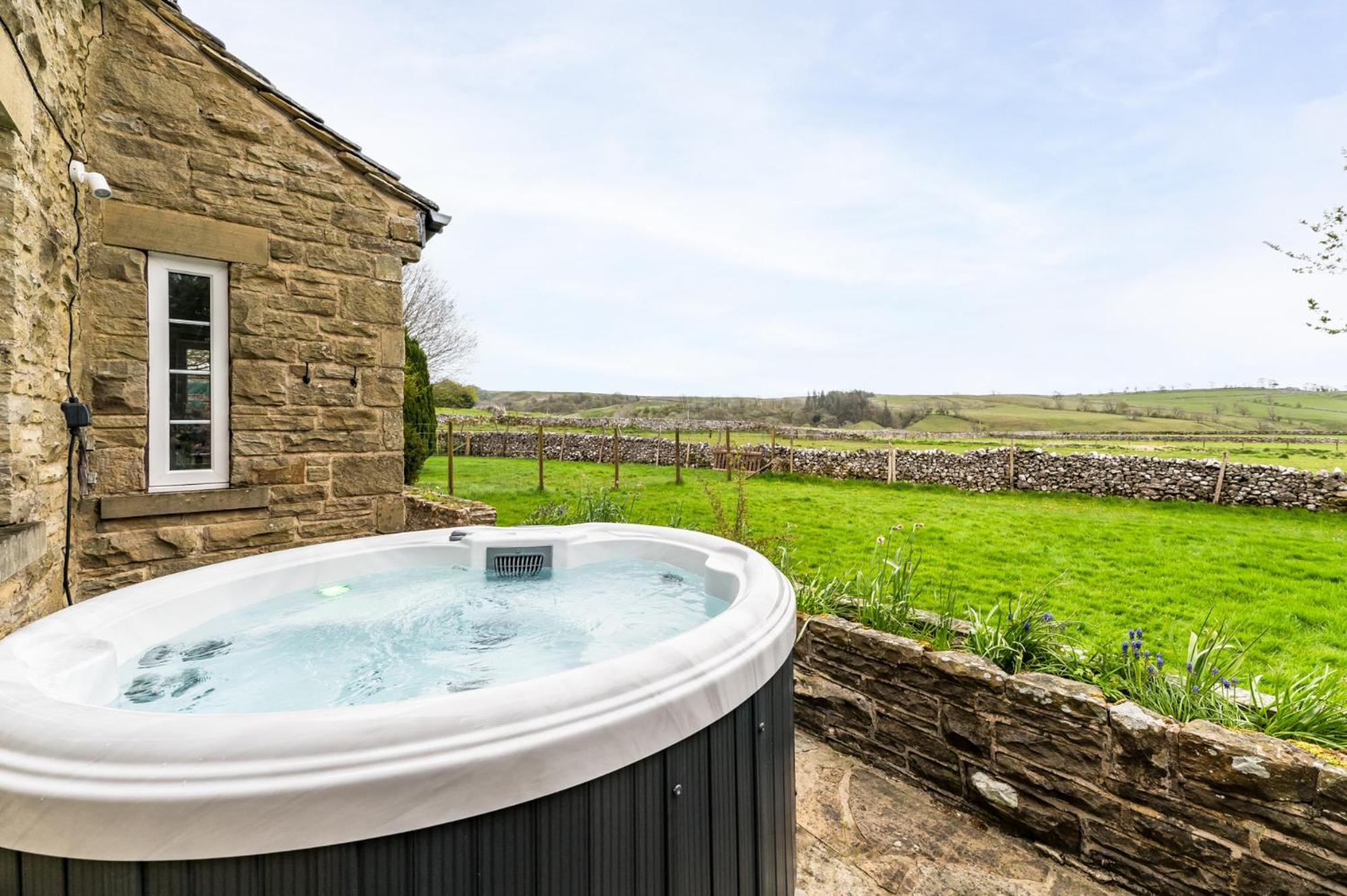 Central Malham Wellbeing Escape With Hot Tub Sleeps 8 ภายนอก รูปภาพ