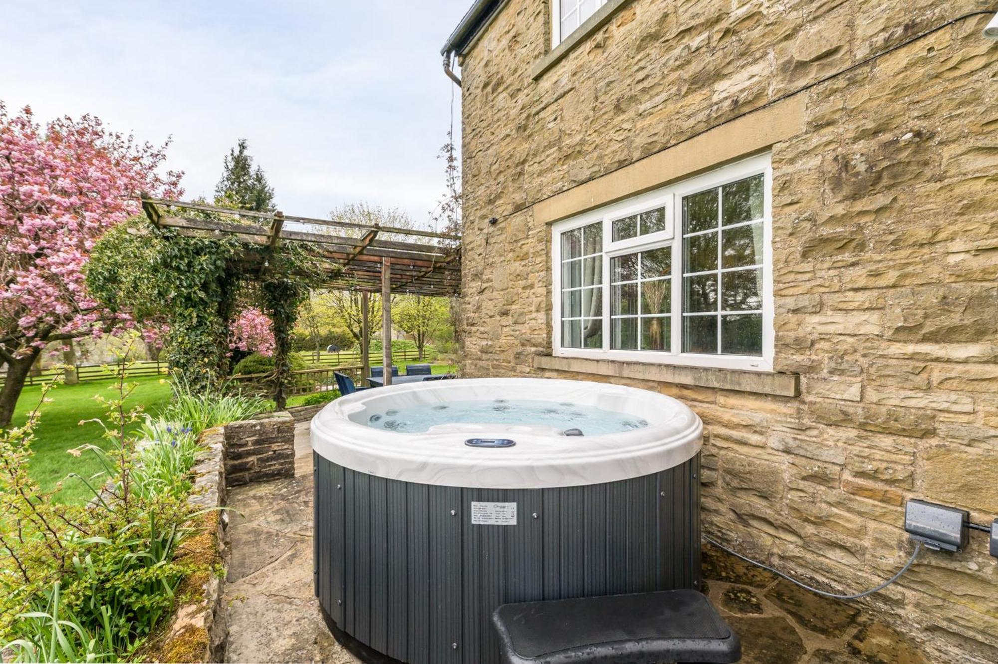 Central Malham Wellbeing Escape With Hot Tub Sleeps 8 ภายนอก รูปภาพ