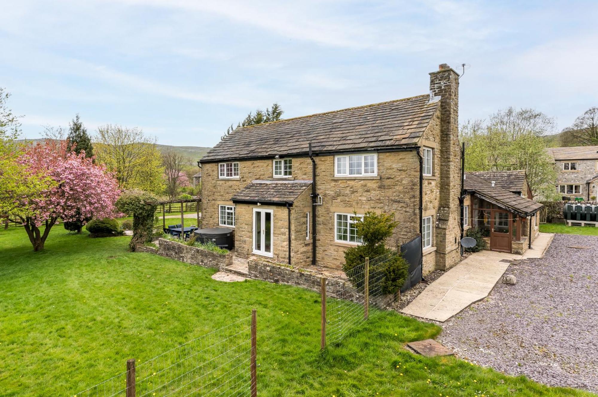 Central Malham Wellbeing Escape With Hot Tub Sleeps 8 ภายนอก รูปภาพ
