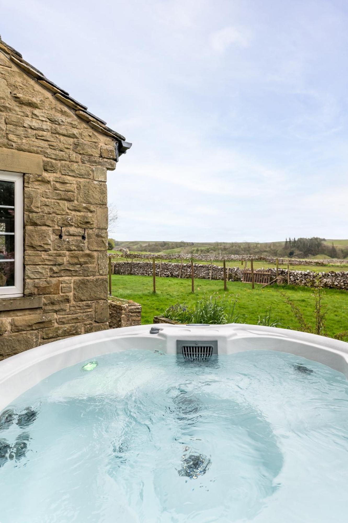 Central Malham Wellbeing Escape With Hot Tub Sleeps 8 ภายนอก รูปภาพ