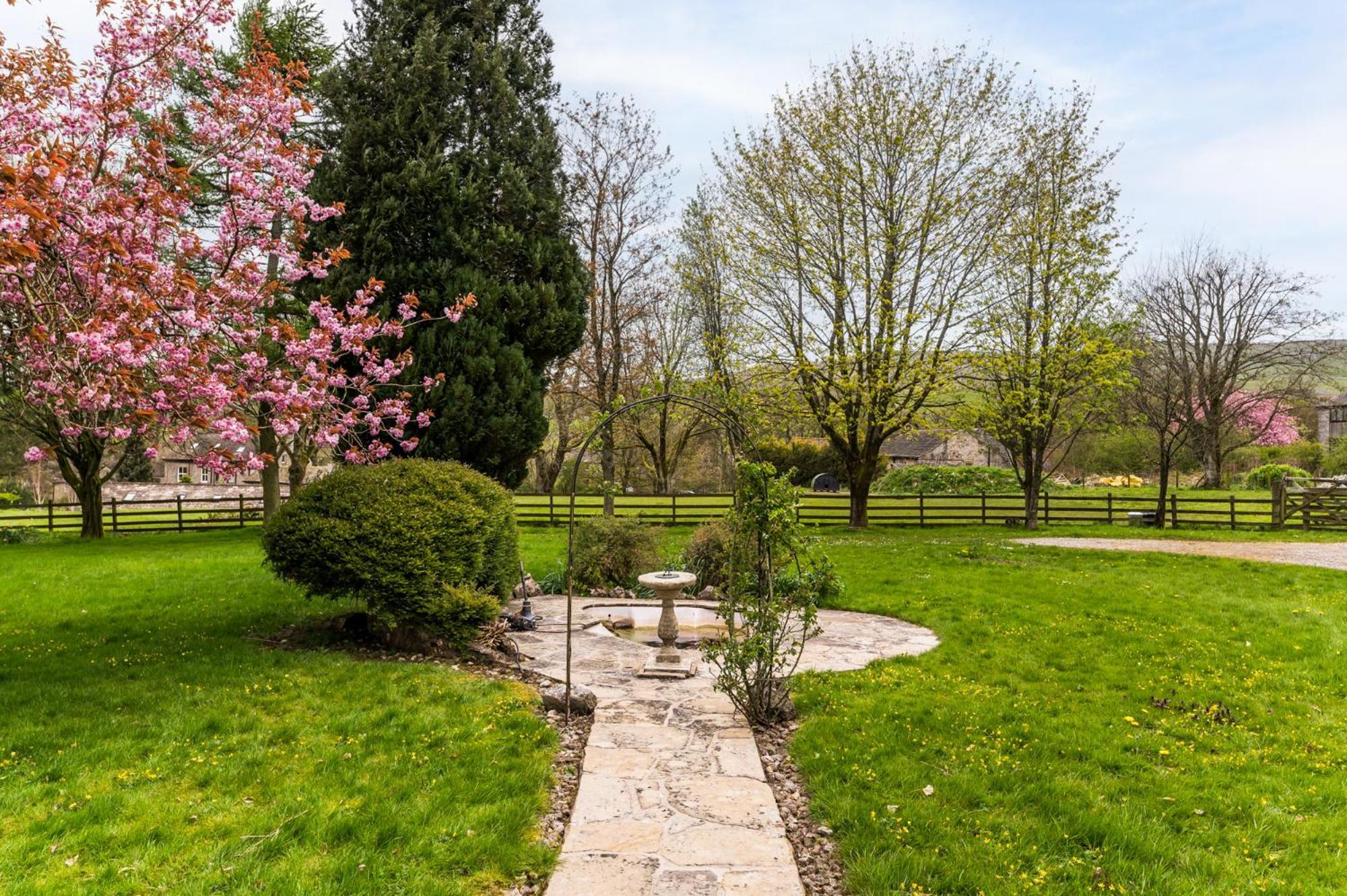 Central Malham Wellbeing Escape With Hot Tub Sleeps 8 ภายนอก รูปภาพ