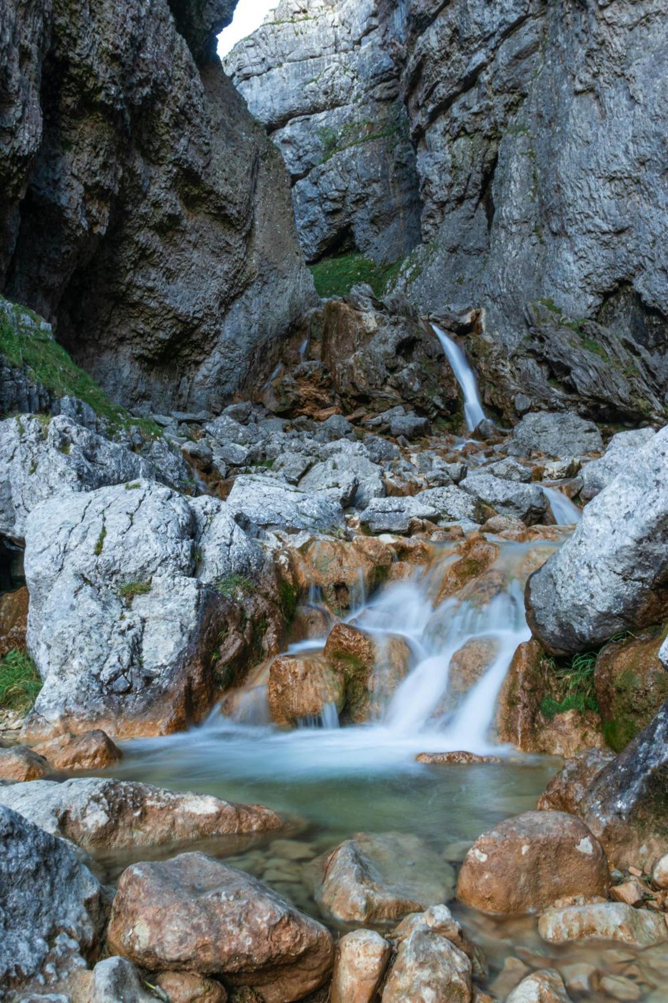 Central Malham Wellbeing Escape With Hot Tub Sleeps 8 ภายนอก รูปภาพ